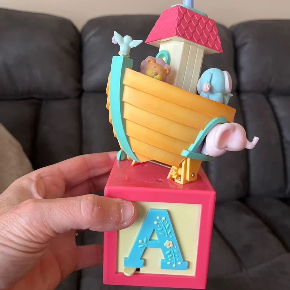 Vintage Enesco Moments Collection, musical Noah's Ark. Perfect!